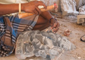 Artist making sculpture - Mahabalipuram - Tamilandu -- South India