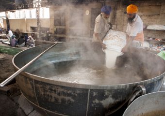 Biggest kitchen in world feeding thousands of people every day for free - Biggest Langar - Golden Temple - Harminder Sahib - Punjab - India