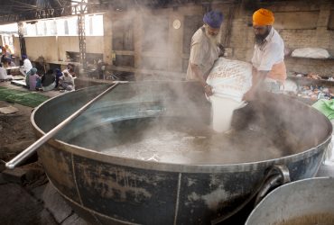 Biggest kitchen in world feeding thousands of people every day for free - Biggest Langar - Golden Temple - Harminder Sahib - Punjab - India